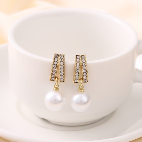 925 imitation silver needle new style pearl stud earrings French temperament Diamond-embedded earrings women's fashion all-match niche design earrings - 图片 2