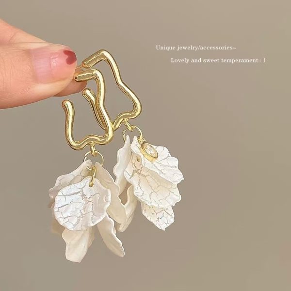 White Petal Pearl Earrings Light Luxury High-end Elegant All-match Earrings 2025 New Explosions Niche Earrings - 图片 9