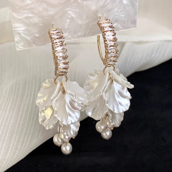 White Petal Pearl Earrings Light Luxury High-end Elegant All-match Earrings 2025 New Explosions Niche Earrings - 图片 4
