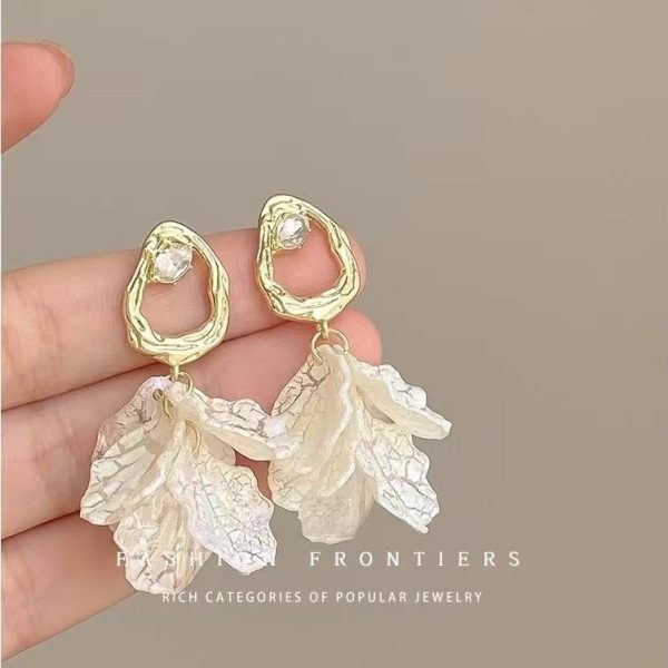 White Petal Pearl Earrings Light Luxury High-end Elegant All-match Earrings 2025 New Explosions Niche Earrings - 图片 10