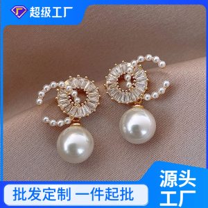 New 925 Silver Needle Earrings Light Luxury Double C Pearl Earrings Women's Niche Design Sense Earrings New Fashion Live Supply