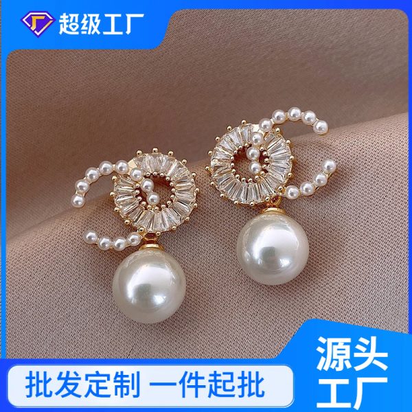 New 925 Silver Needle Earrings Light Luxury Double C Pearl Earrings Women's Niche Design Sense Earrings New Fashion Live Supply