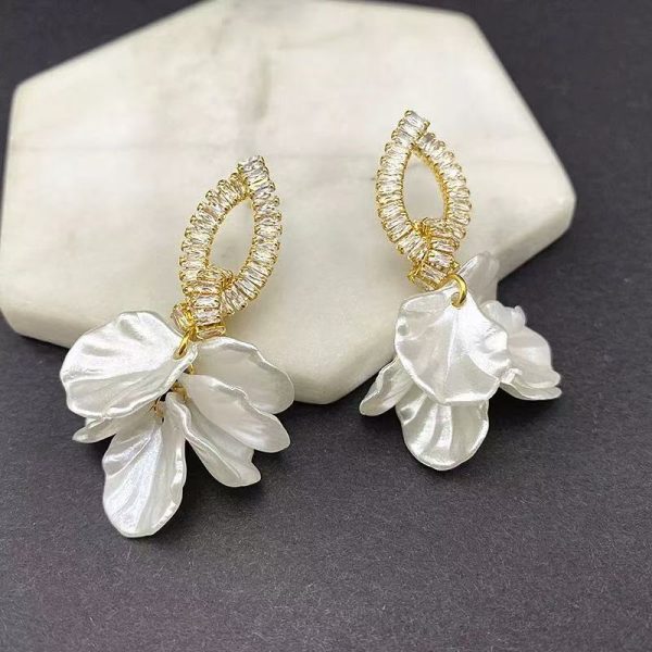 White Petal Pearl Earrings Light Luxury High-end Elegant All-match Earrings 2025 New Explosions Niche Earrings - 图片 11
