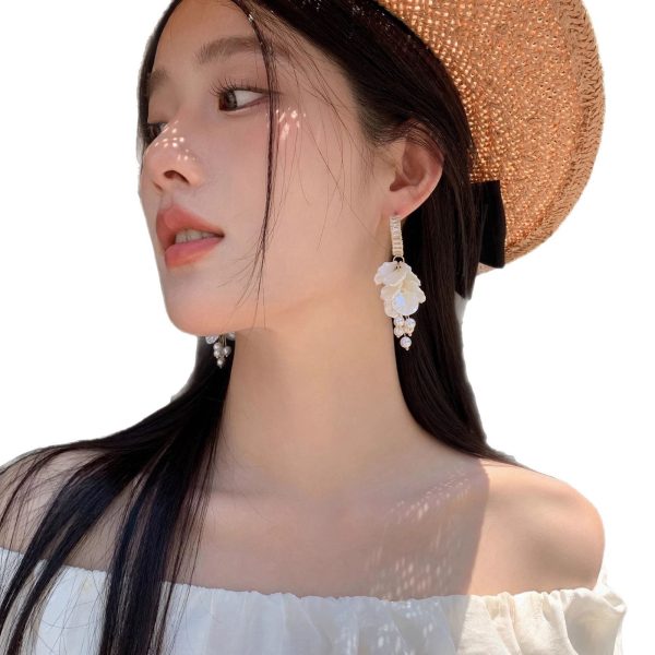 White Petal Pearl Earrings Light Luxury High-end Elegant All-match Earrings 2025 New Explosions Niche Earrings - 图片 5