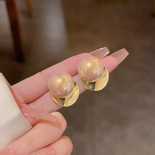 925 Silver Needle French Retro Style Large Pearl Earrings Women's Fashion Casual Earrings 2024 New Earrings Wholesale - 图片 2