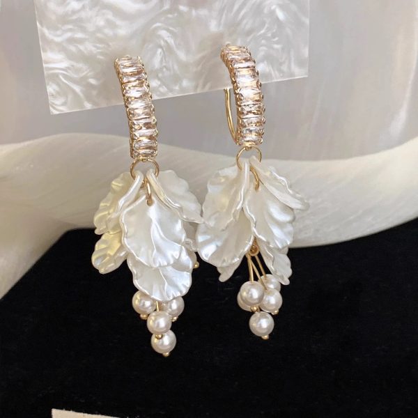 White Petal Pearl Earrings Light Luxury High-end Elegant All-match Earrings 2025 New Explosions Niche Earrings - 图片 2